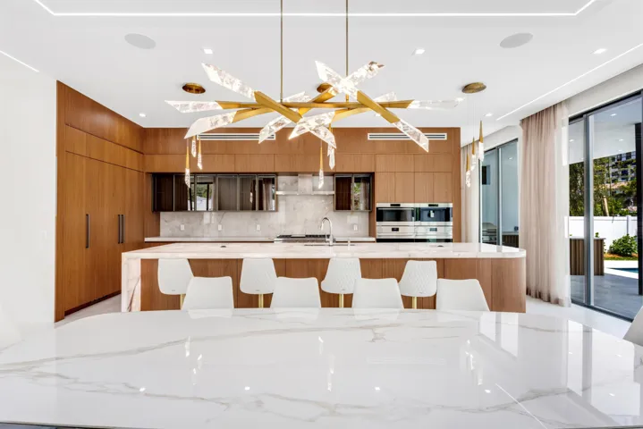 DINING_TO_KITCHEN_STRAIGHT_EB
