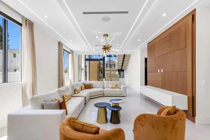 LIVING_TO_FOYER_STRAIGHT_EB