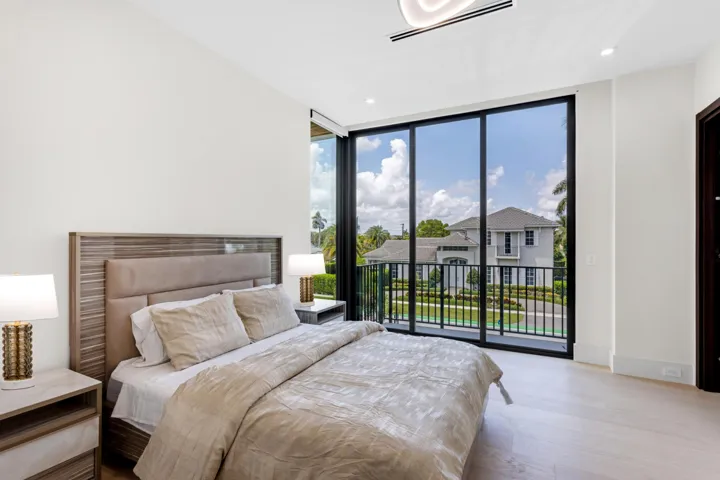 mls_BEDROOM_3_EB_LAMP