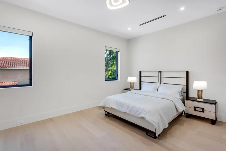 mls_BEDROOM_1_EB_LAMP