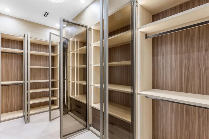 WALK_IN_CLOSET_ANGLE_EB