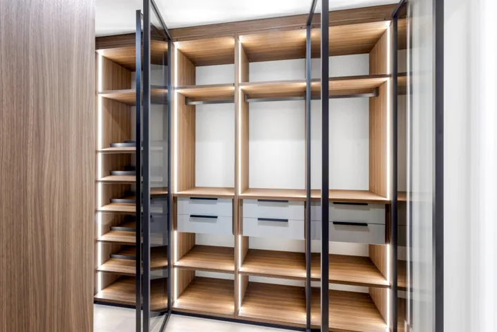 WALK_IN_CLOSET_ANGLE_2_EB