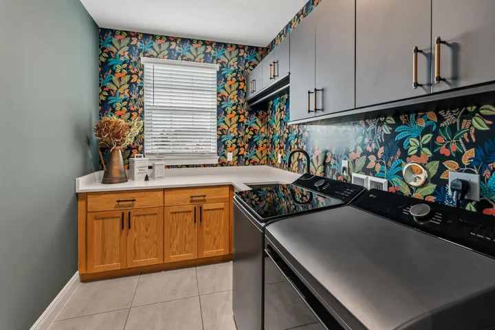 2465 NE Evinrude Circle-19