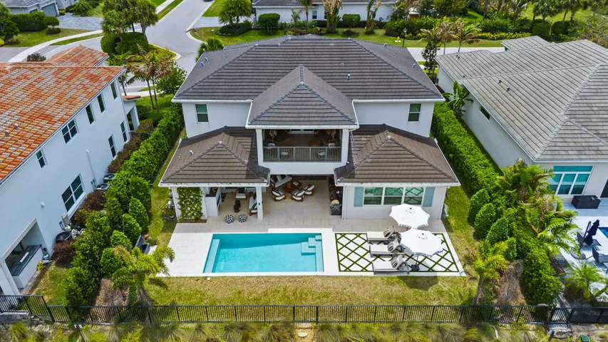 2465 NE Evirude Circle-101