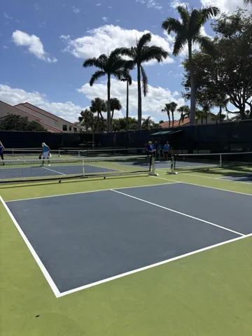 Pelican Pointe pickleball courts