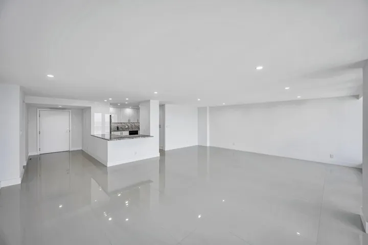 2100 S OCEN LN-21