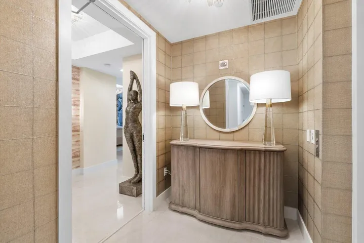 Foyer elevator