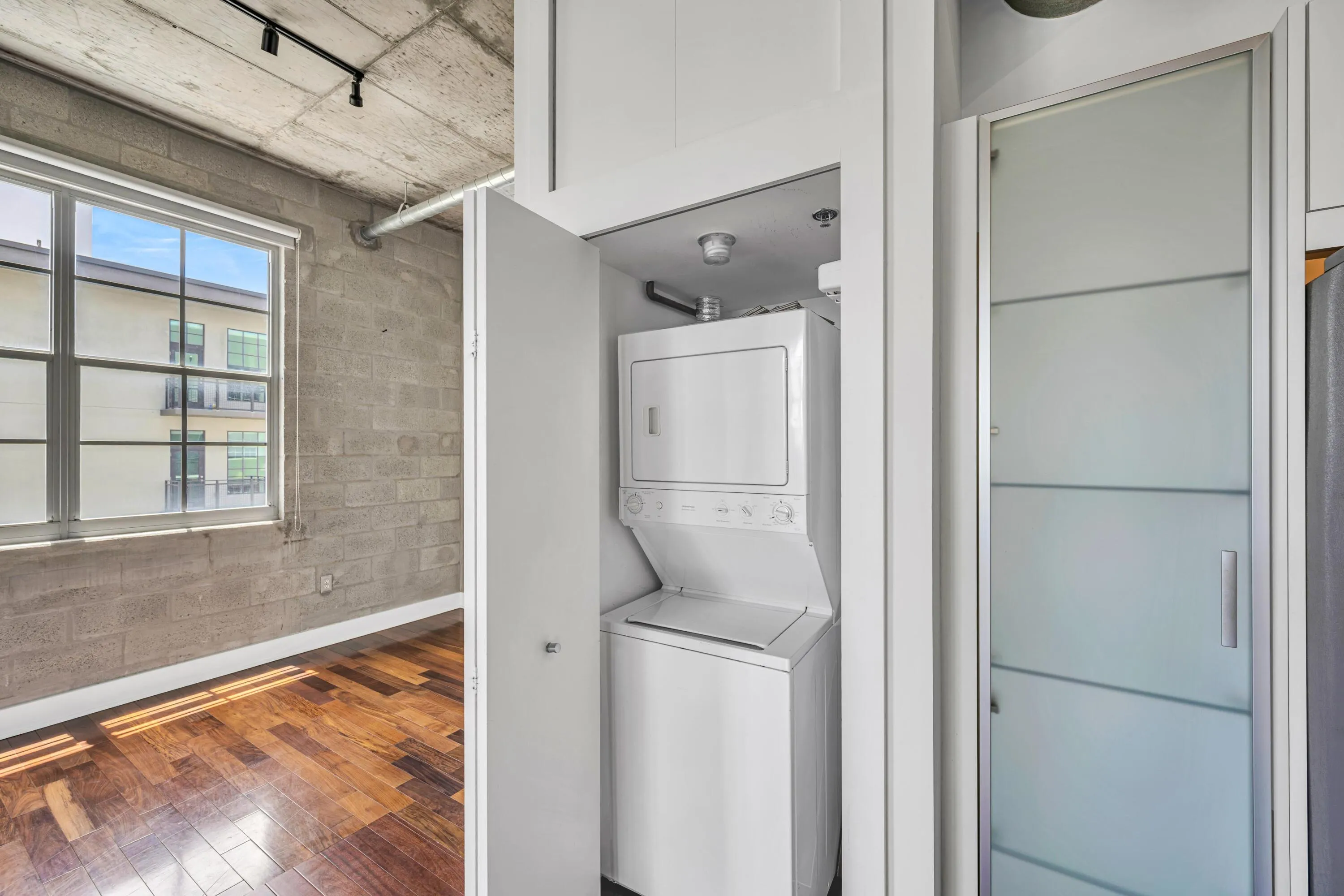 411 NW 1ST AVE #605--33
