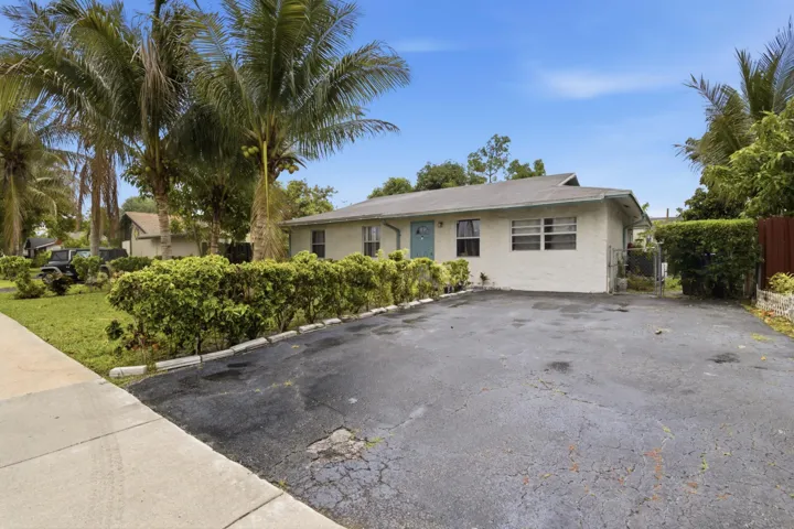 8230 SW 4th Pl_004