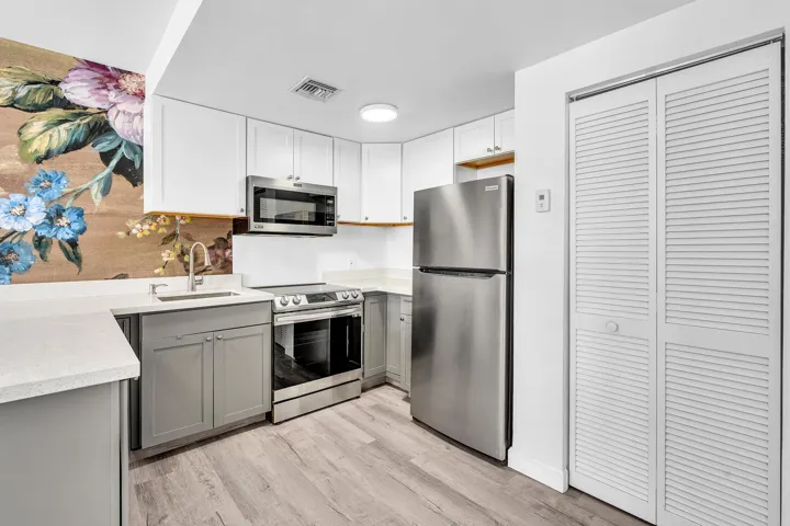 Kitchen - Stainless steel appliances