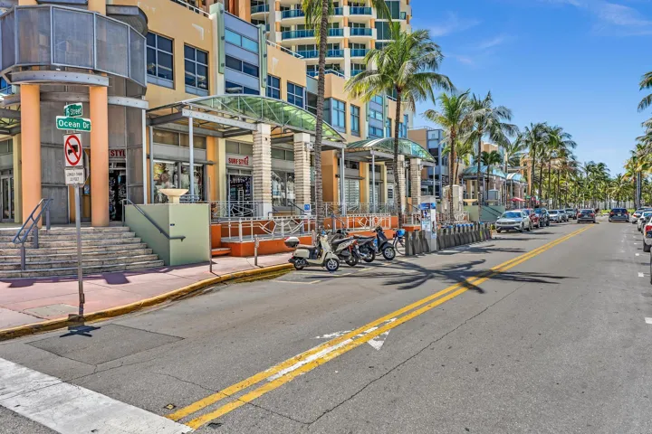 Shops and restaurants along Ocean Drive