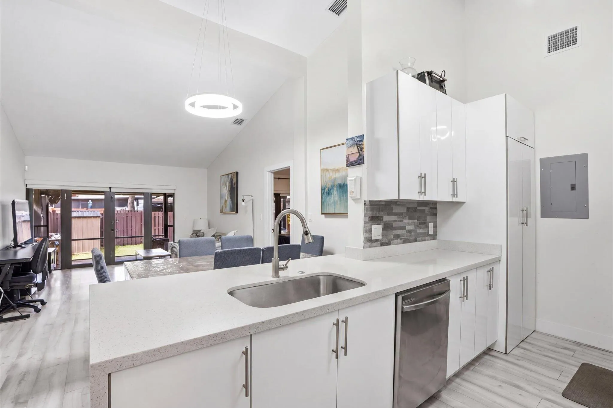 17-3414 Freedom Dr_017