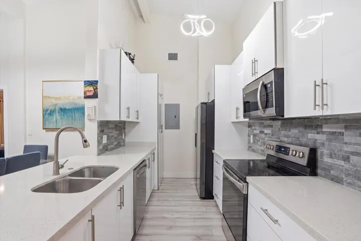 15-3414 Freedom Dr_015