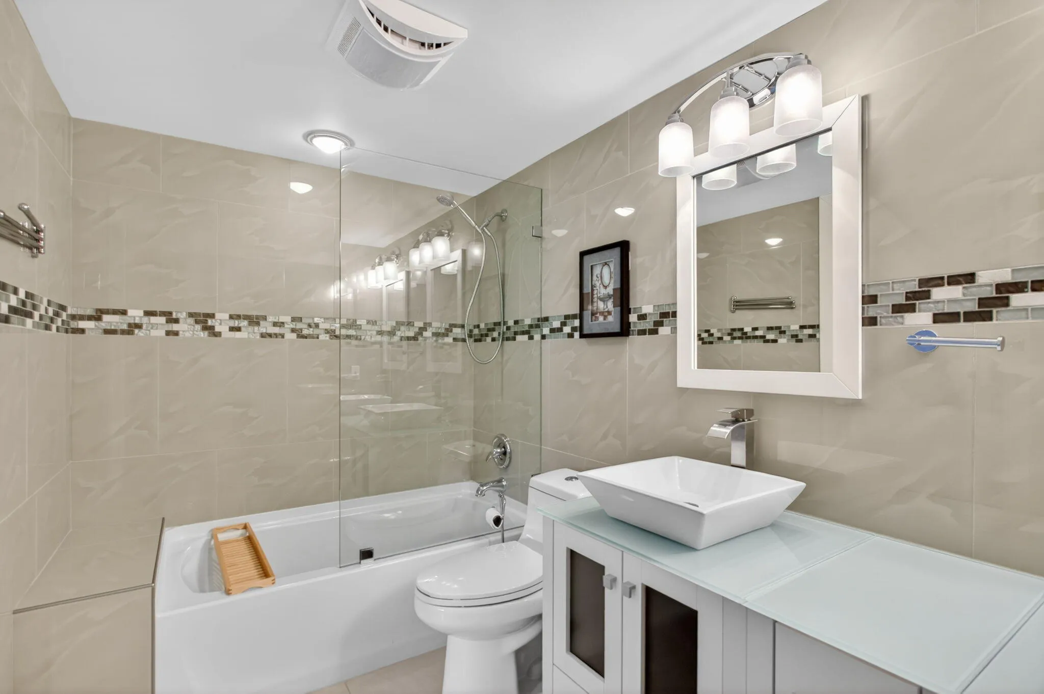 MAIN BATHROOM TUB/SHOWER