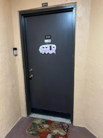 PRIVATE CORNER ENTRANCE
