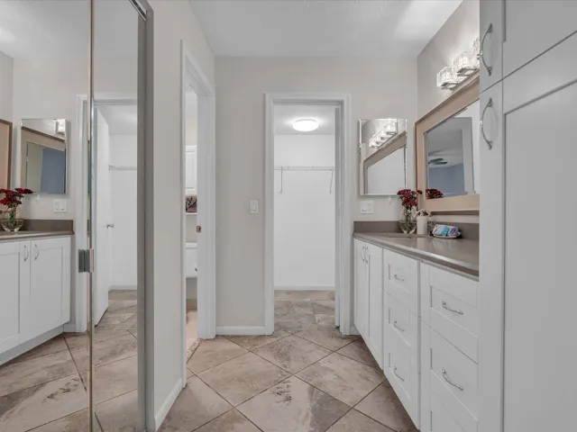 Walk in Closet 1