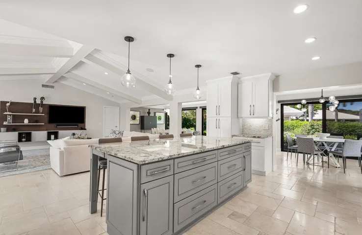 Kitchen and breakfast area