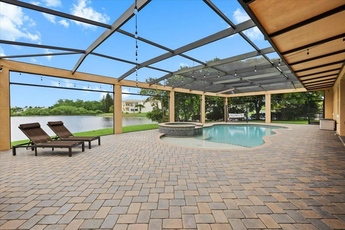 POOL AND SCREEN STRUCTURE