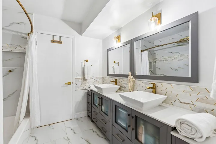 Main Primary Bathroom