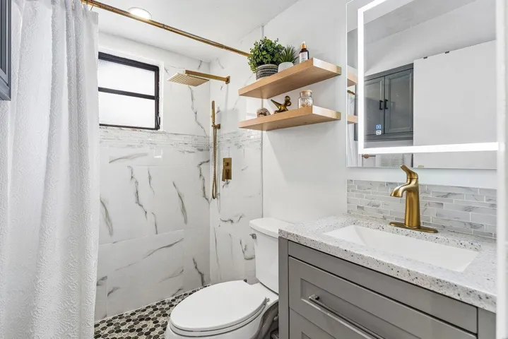 Main Guest Bathroom