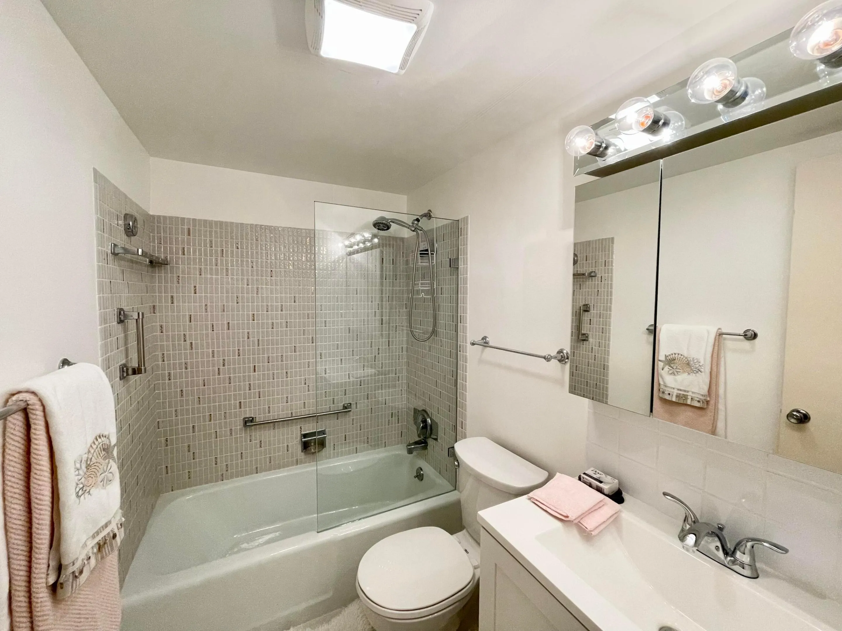 bathroom with tub