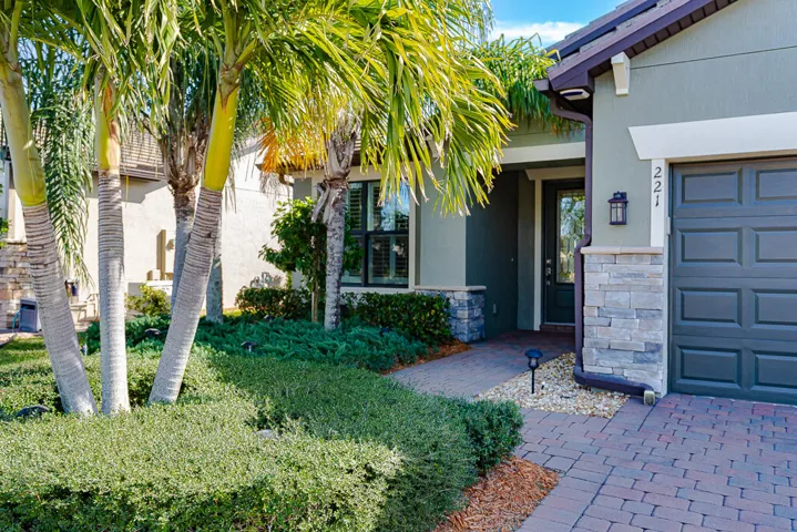 221 SE Longview Drive-4 (1)