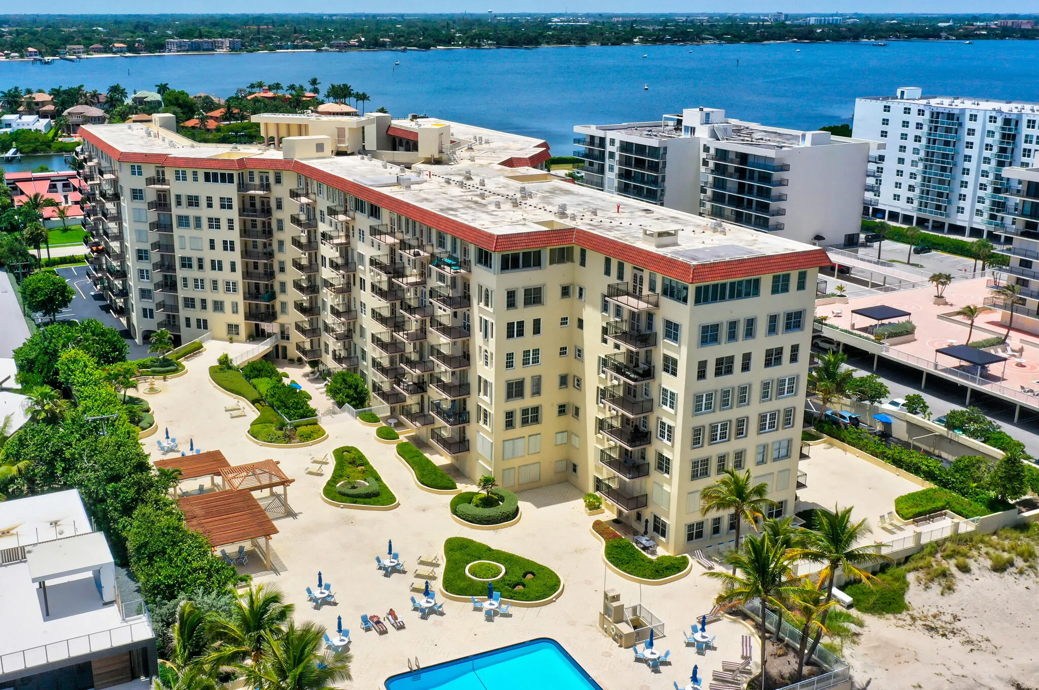 La Bonne Vie Building Sundeck and Pool