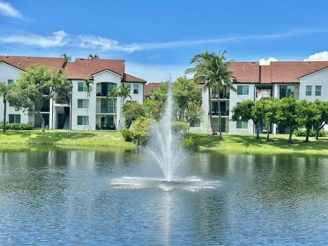 mirabella fountain on lake