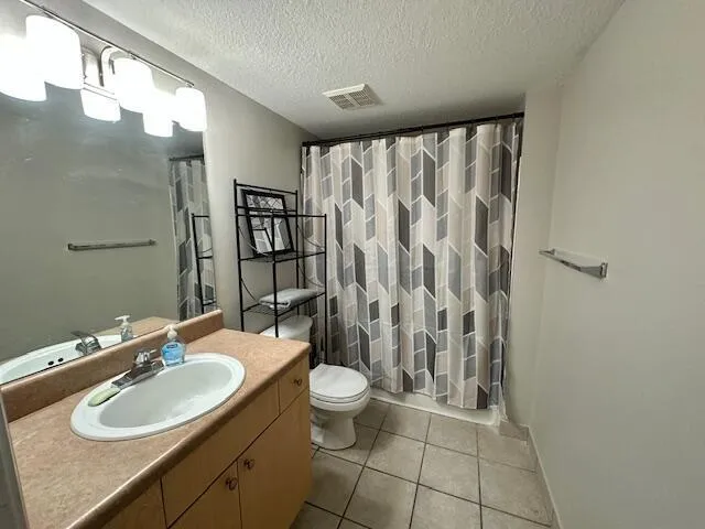 402 Villa guest bathroom