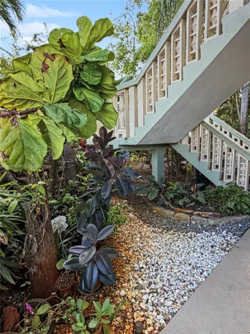 Cascades at Holly Heights — well-maintained building in Middle River Terrace