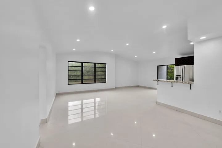 17551 NE 5th Ave North Miami 00010
