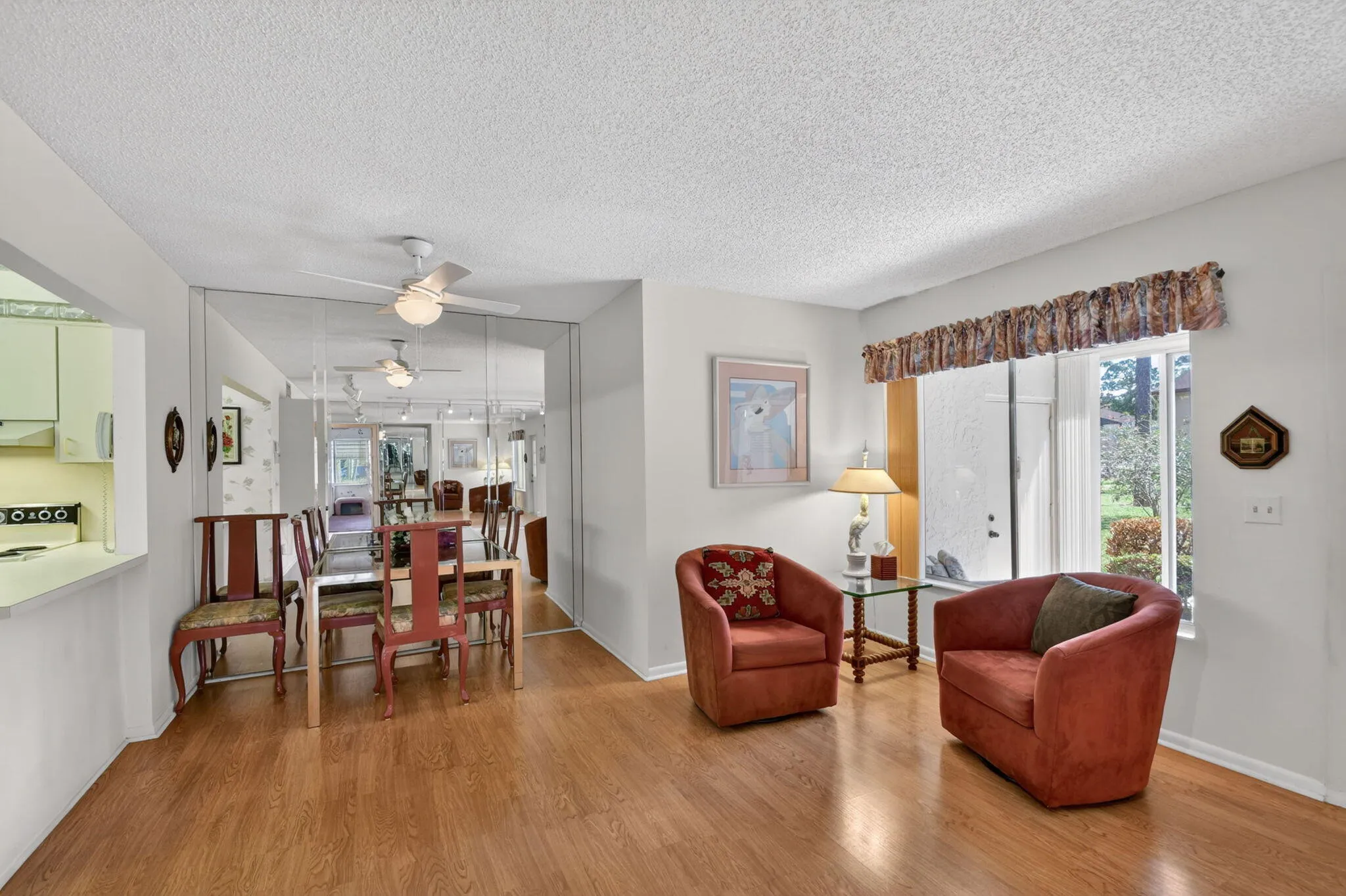 dining area/sitting area