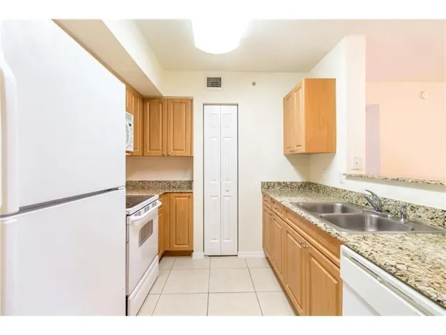 6760 heritage grande kitchen 2