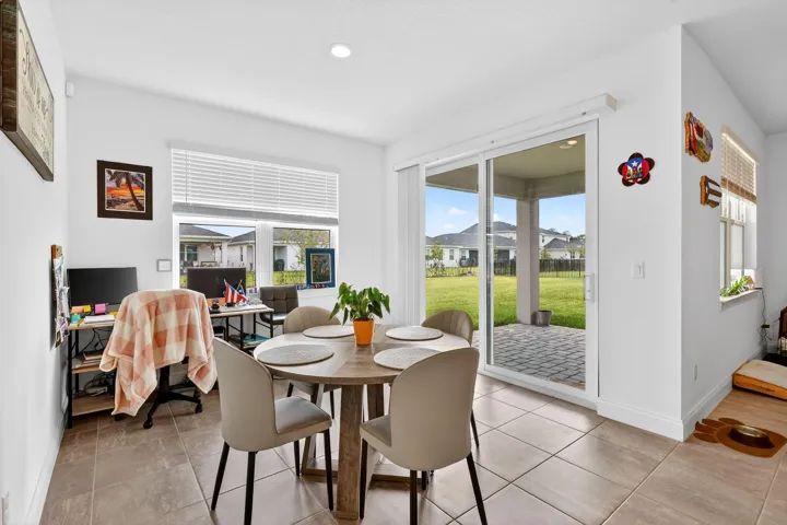 19-dining-with-patio-access