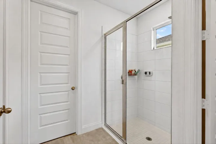 25-primary-bath-shower.jpg