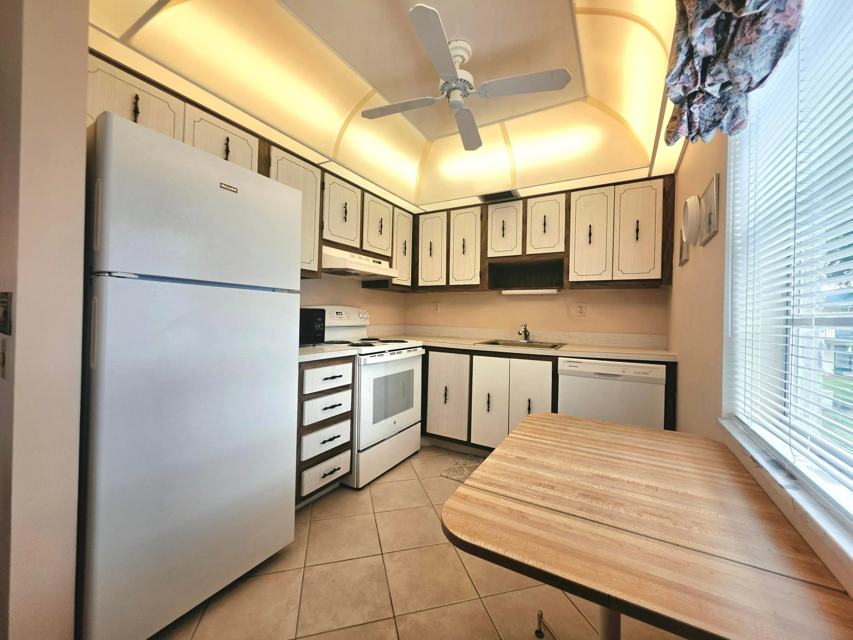 LARGE EAT-IN KITCHEN WITH PLEANTY OF CABINETRY