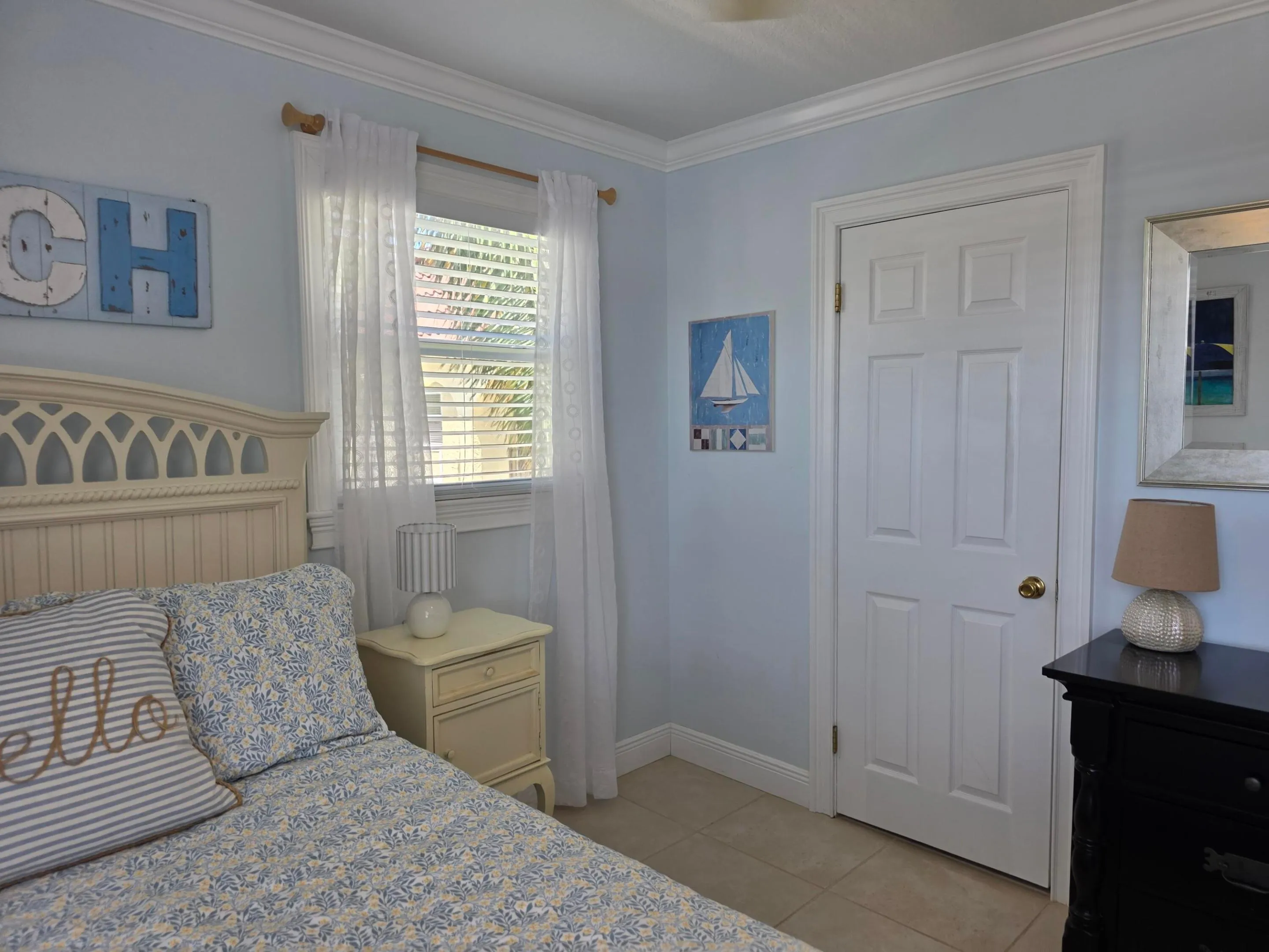 Guest Room Queen Bed