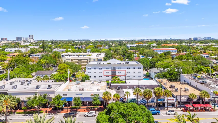 Outstanding walkability to Las Olas Blvd shopping, dining and nightlife