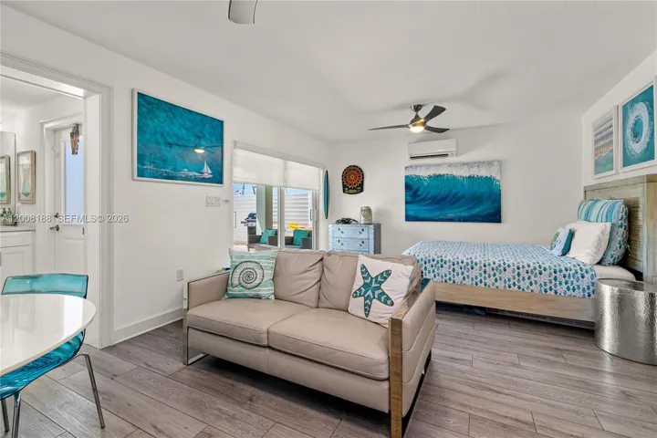 Bedroom/sitting area