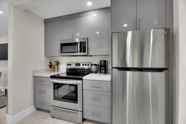 48-2633 NE 3rd Avenue-48