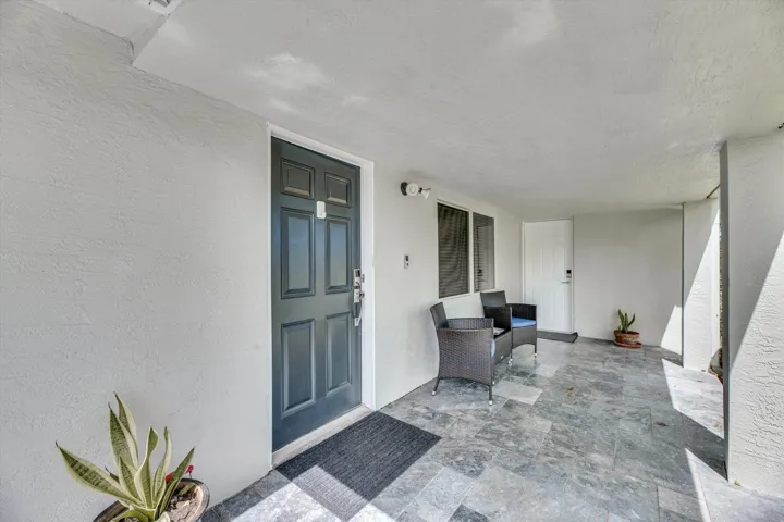 04-2633 NE 3rd Avenue-4