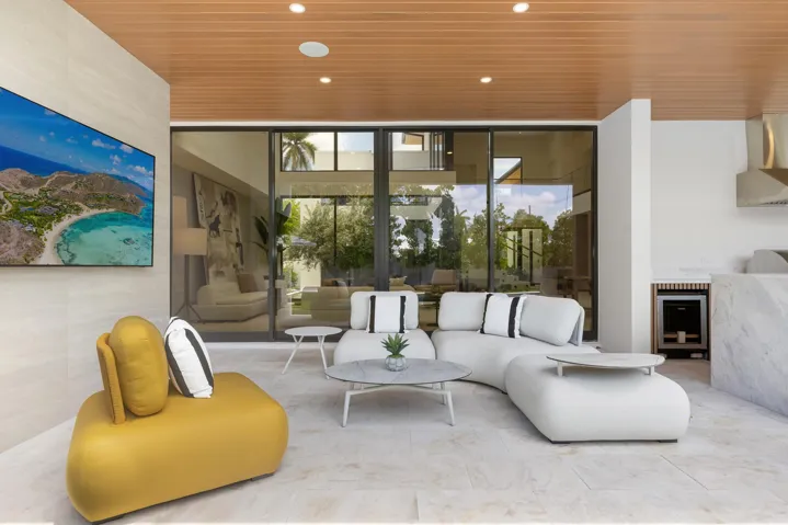 COVERED PATIO LOUNGE