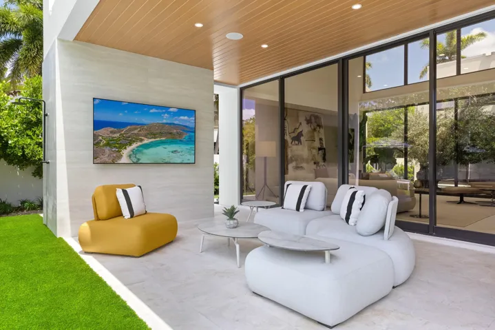 COVERED PATIO LOUNGE
