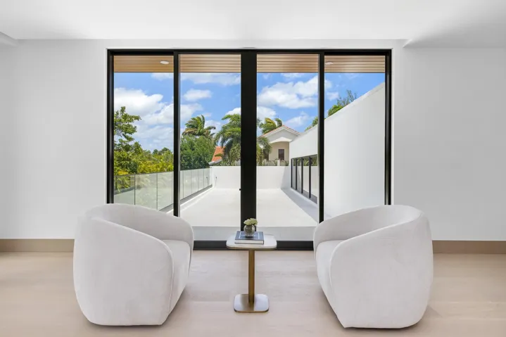 PRIMARY SUITE SITTING AREA