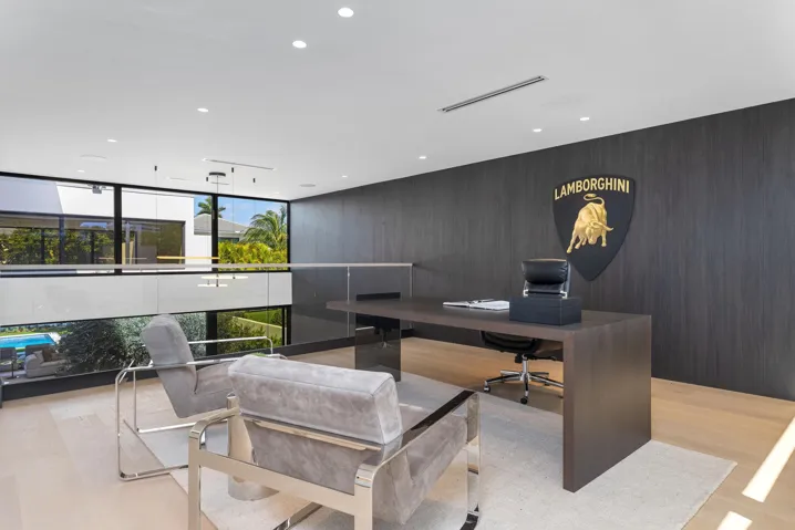 UPPER CLUBROOM / OFFICE