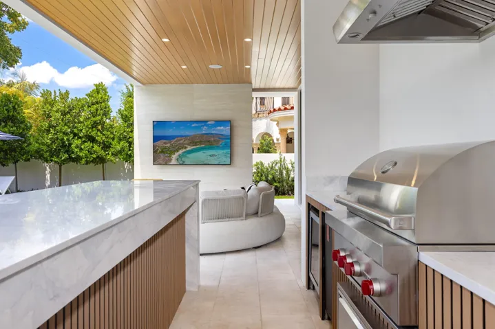 SUMMER KITCHEN / BAR