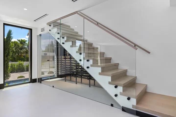 CLUBROOM / WINE VAULT