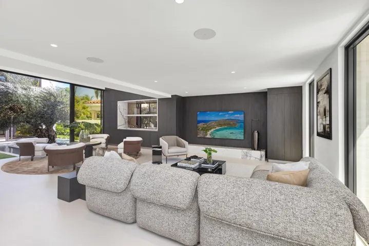 CLUBROOM