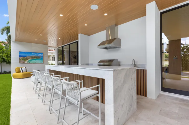 SUMMER KITCHEN / BAR