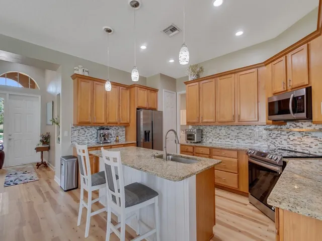 Island Kitchen with high level granite and backspash